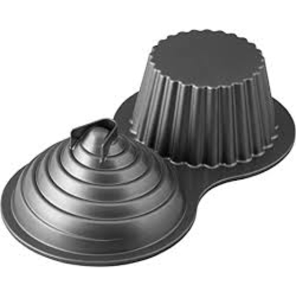 Wilton Dimensions Giant Cupcake Pan - Picture 9 of 11